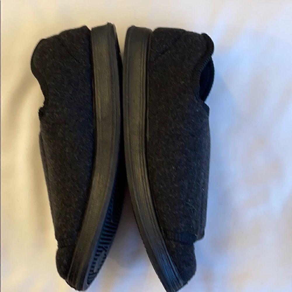 FOAMTREADS WASHABLE HOUSE SHOES.  SIZE 6… - Picture 4 of 8